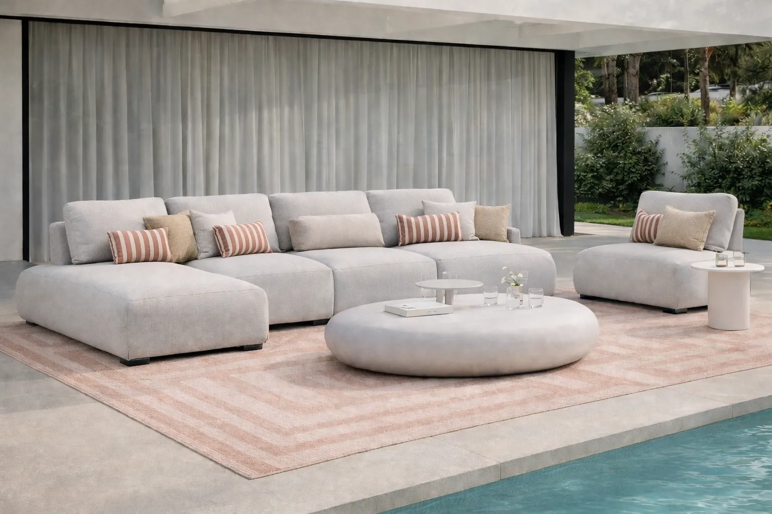 Sofá modular de exterior junto a la piscina en terraza contemporánea.