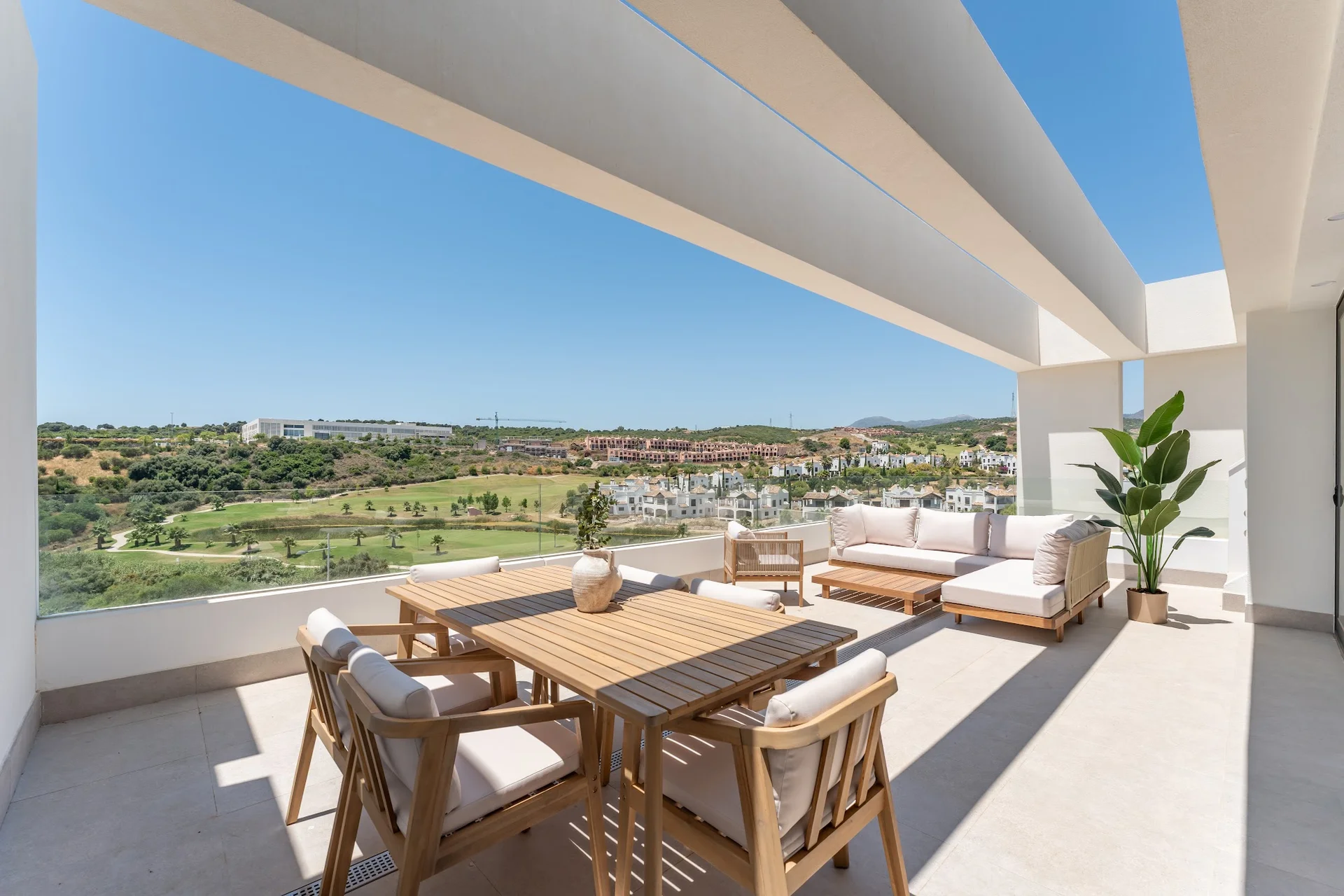 Terraza de ático de lujo con vistas panorámicas al campo de golf.