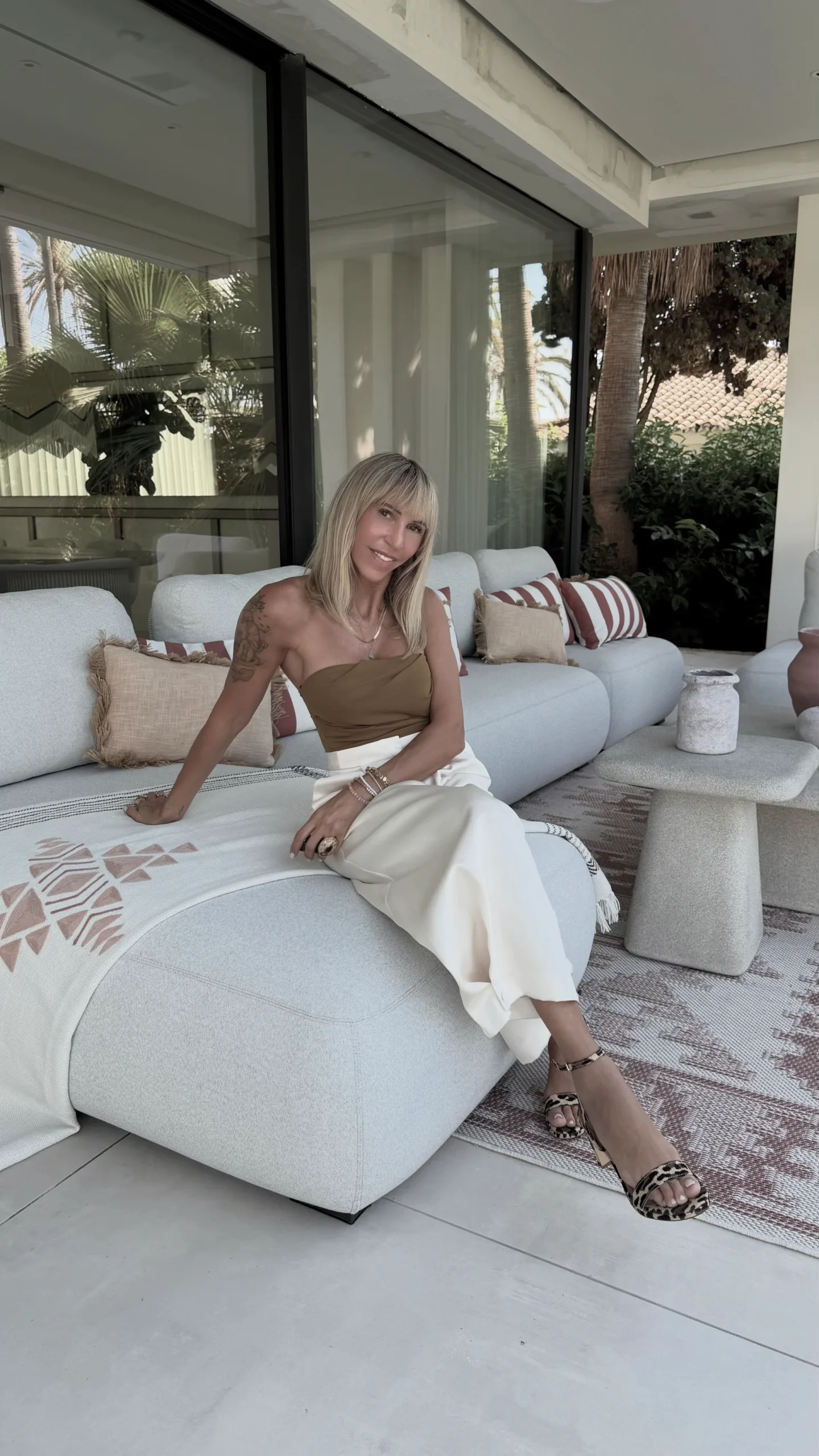 Karmen Varón en terraza con sofás de lujo estilo mediterráneo contemporáneo